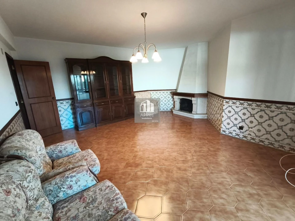 Apartamento T3 para Venda em Charneca de Caparica e Sobreda Foto 1