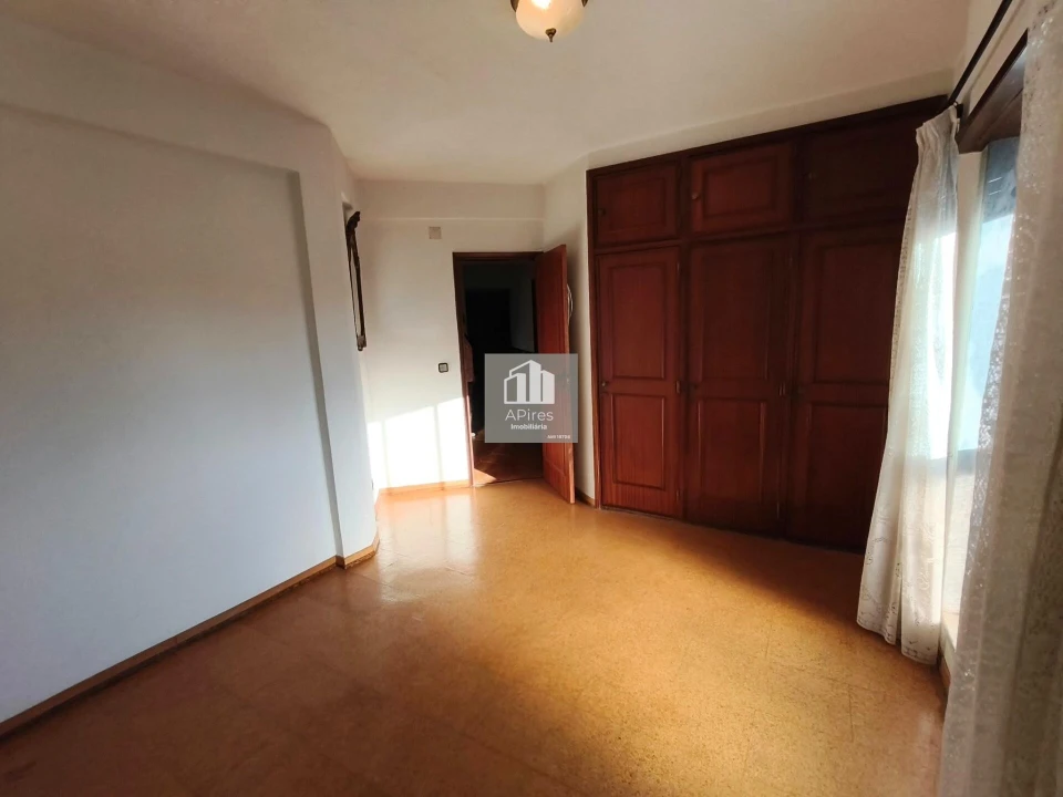 Apartamento T3 para Venda em Charneca de Caparica e Sobreda Foto 34