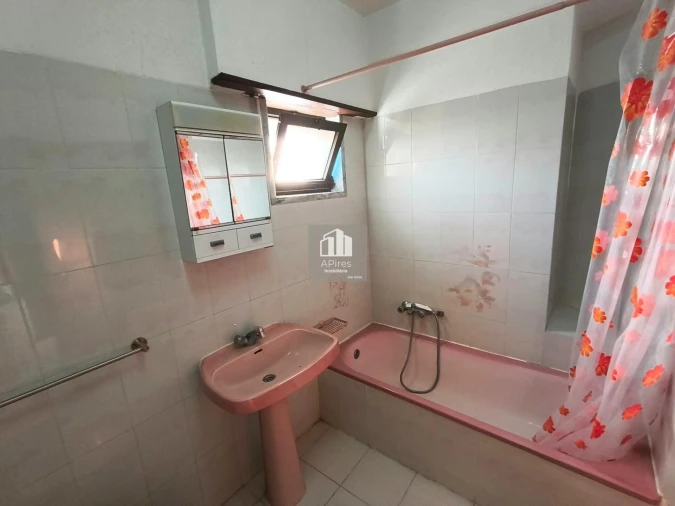 Apartamento T3 para Venda em Charneca de Caparica e Sobreda Foto 28