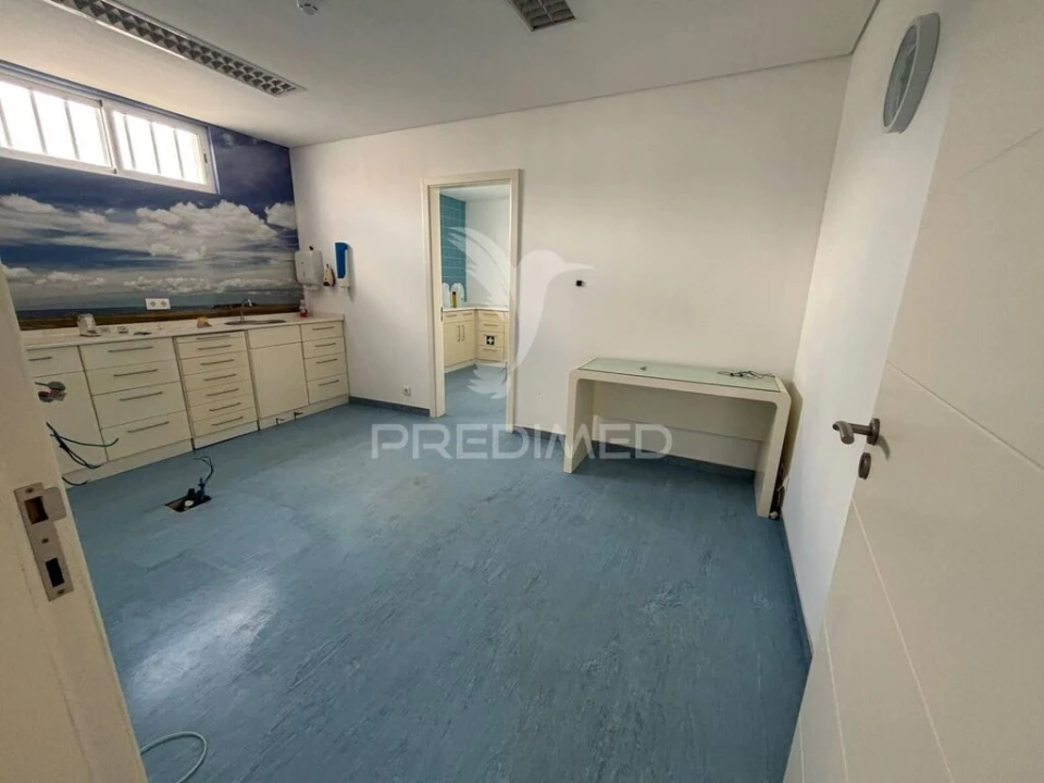 Loja para Arrendamento em Praia da Vitoria (Santa Cruz) Foto 2