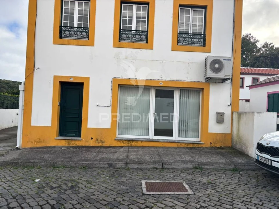 Loja para Arrendamento em Praia da Vitoria (Santa Cruz) Foto 1