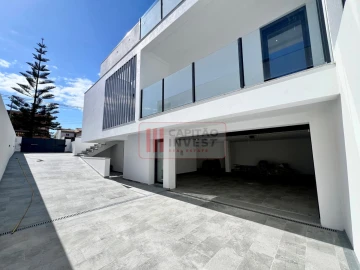 Moradia T4 para Venda em Charneca de Caparica e Sobreda