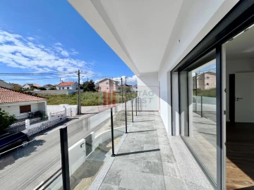 Moradia T4 para Venda em Charneca de Caparica e Sobreda