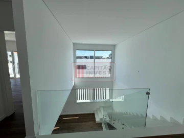 Moradia T4 para Venda em Charneca de Caparica e Sobreda