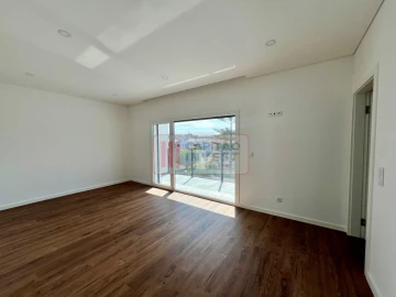 Moradia T4 para Venda em Charneca de Caparica e Sobreda