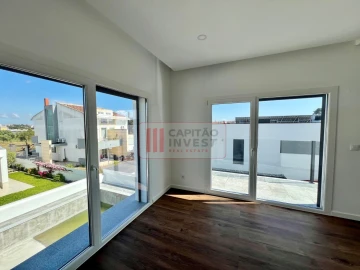 Moradia T4 para Venda em Charneca de Caparica e Sobreda
