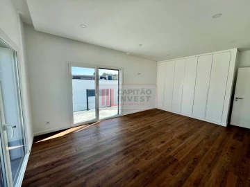 Moradia T4 para Venda em Charneca de Caparica e Sobreda