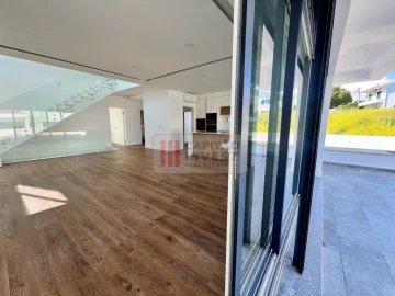 Moradia T4 para Venda em Charneca de Caparica e Sobreda