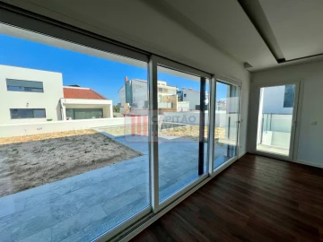 Moradia T4 para Venda em Charneca de Caparica e Sobreda