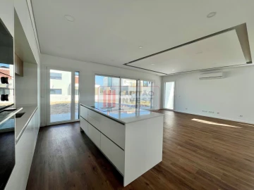 Moradia T4 para Venda em Charneca de Caparica e Sobreda