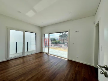 Moradia T4 para Venda em Charneca de Caparica e Sobreda
