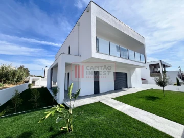 Moradia T4 para Venda em Charneca de Caparica e Sobreda