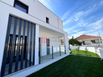 Moradia T4 para Venda em Charneca de Caparica e Sobreda