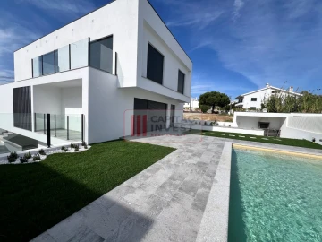 Moradia T4 para Venda em Charneca de Caparica e Sobreda