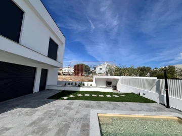 Moradia T4 para Venda em Charneca de Caparica e Sobreda