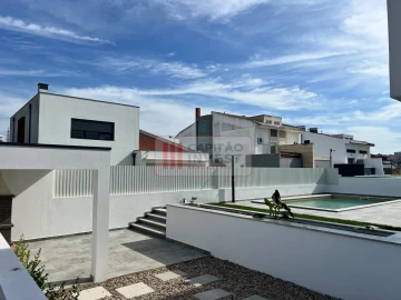 Moradia T4 para Venda em Charneca de Caparica e Sobreda