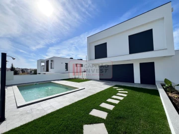 Moradia T4 para Venda em Charneca de Caparica e Sobreda