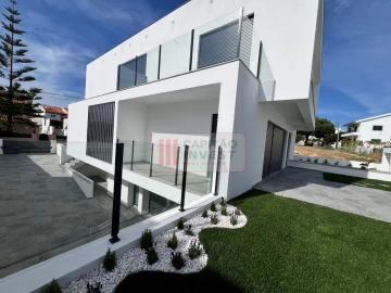 Moradia T4 para Venda em Charneca de Caparica e Sobreda