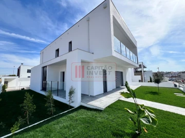 Moradia T4 para Venda em Charneca de Caparica e Sobreda