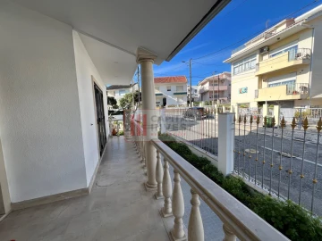 Moradia T4 para Venda em Corroios