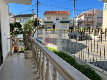 Moradia T4 para Venda em Corroios
