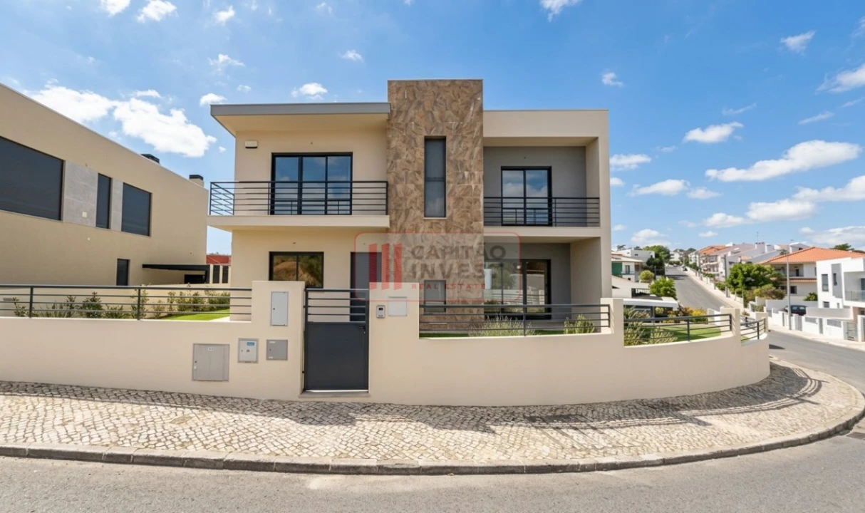 Moradia T4 para Venda em Laranjeiro e Feijó Foto 1