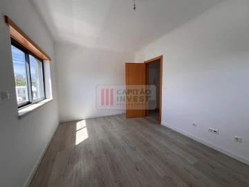 Moradia T4 para Venda em Laranjeiro e Feijó