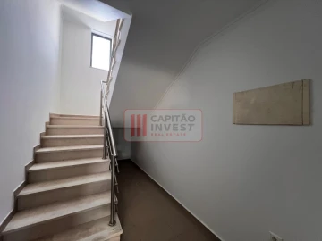 Moradia T4 para Venda em Laranjeiro e Feijó