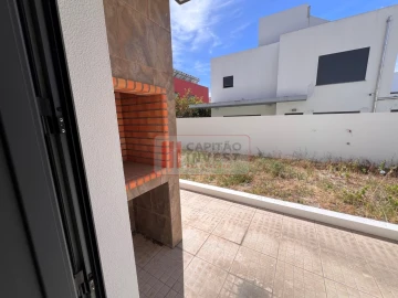 Moradia T4 para Venda em Laranjeiro e Feijó