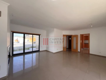 Moradia T4 para Venda em Laranjeiro e Feijó