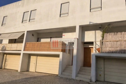 Moradia T3 para Venda em Charneca de Caparica e Sobreda