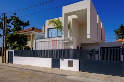 Moradia T4 para Venda em Charneca de Caparica e Sobreda