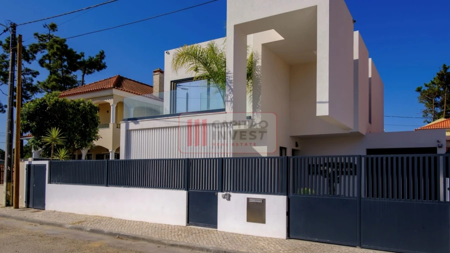 Moradia T4 para Venda em Charneca de Caparica e Sobreda