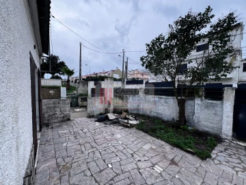 Moradia T3 para Venda em Charneca de Caparica e Sobreda