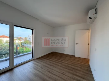 Moradia T4 para Venda em Charneca de Caparica e Sobreda