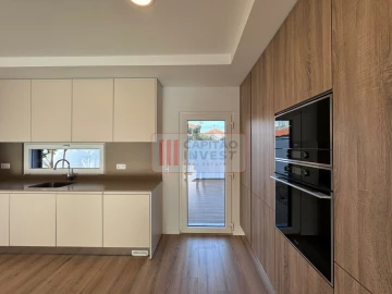 Moradia T4 para Venda em Charneca de Caparica e Sobreda