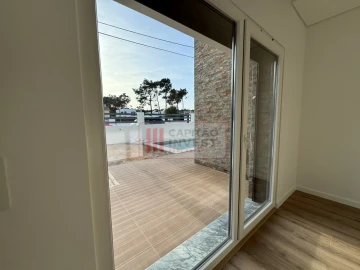 Moradia T4 para Venda em Charneca de Caparica e Sobreda