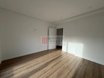 Moradia T4 para Venda em Charneca de Caparica e Sobreda