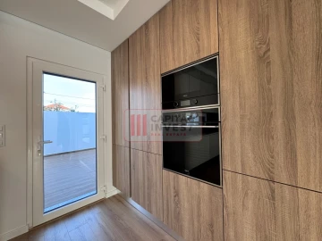 Moradia T4 para Venda em Charneca de Caparica e Sobreda