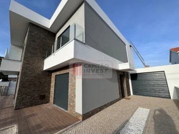 Moradia T4 para Venda em Charneca de Caparica e Sobreda