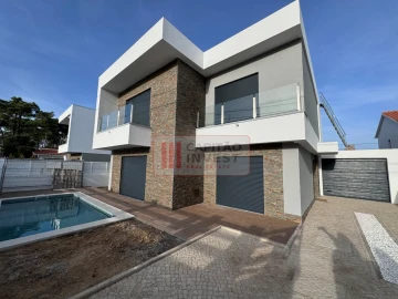 Moradia T4 para Venda em Charneca de Caparica e Sobreda
