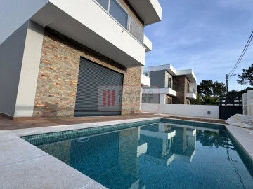 Moradia T4 para Venda em Charneca de Caparica e Sobreda