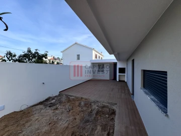 Moradia T4 para Venda em Charneca de Caparica e Sobreda