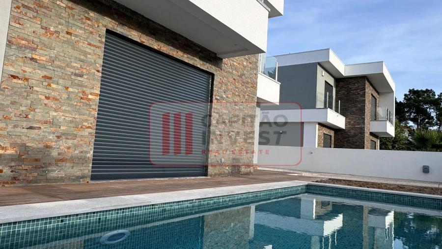 Moradia T4 para Venda em Charneca de Caparica e Sobreda