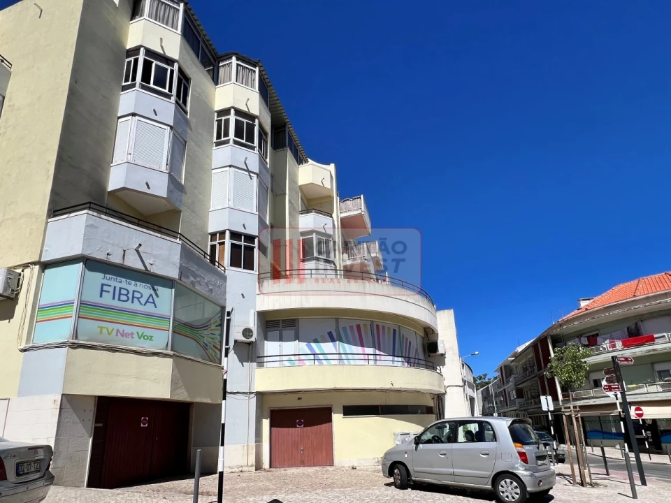 Garagem para Venda em Almada, Cova da Piedade, Pragal e Cacilhas Foto 1