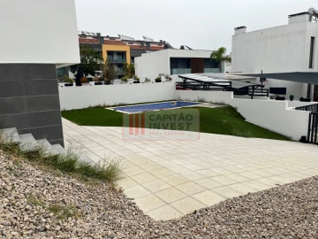 Moradia T4 para Venda em Corroios