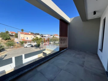 Moradia T3 para Venda em Charneca de Caparica e Sobreda