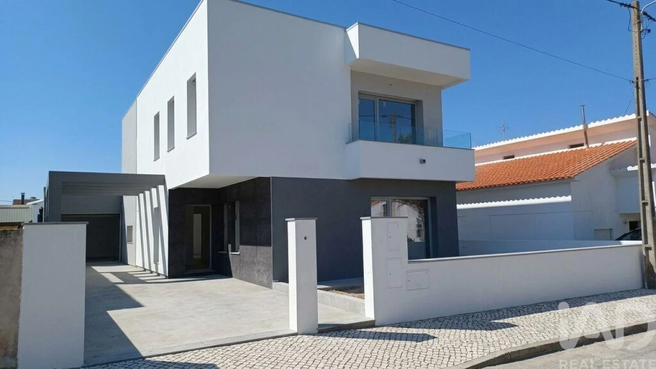 Moradia T4 para Venda em Fernao Ferro Foto 1