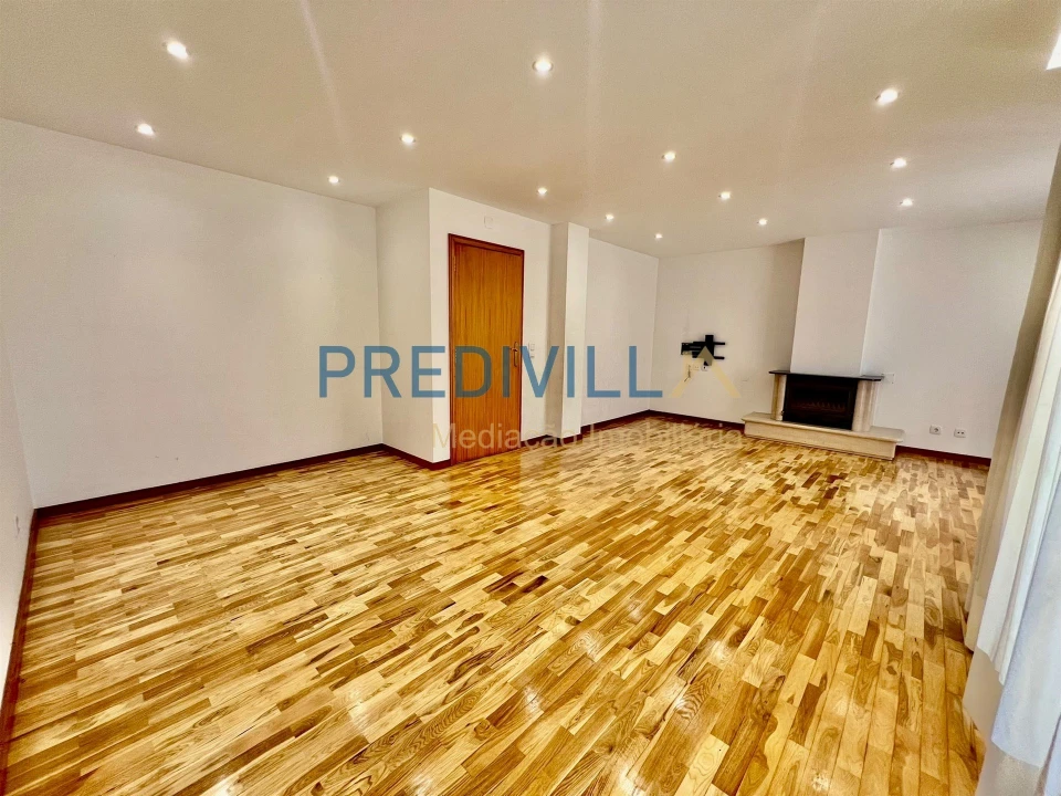 Moradia T4 para Venda em Vilar de Pinheiro Foto 1