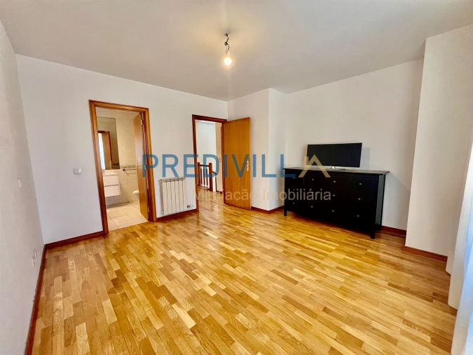 Moradia T4 para Venda em Vilar de Pinheiro Foto 10